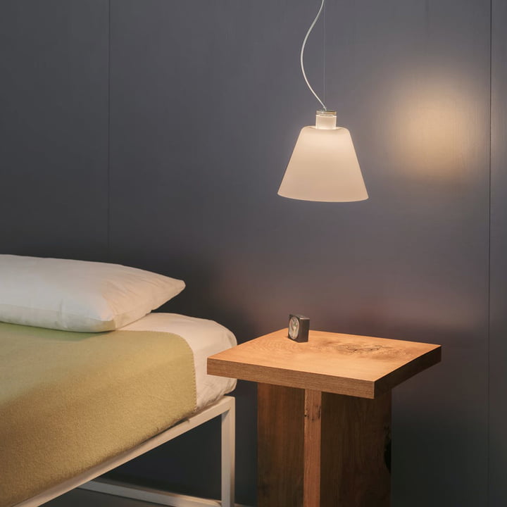 Die w202 Halo LED Pendelleuchte S2 von Wästberg über dem Holz-Nachttisch neben dem Bett