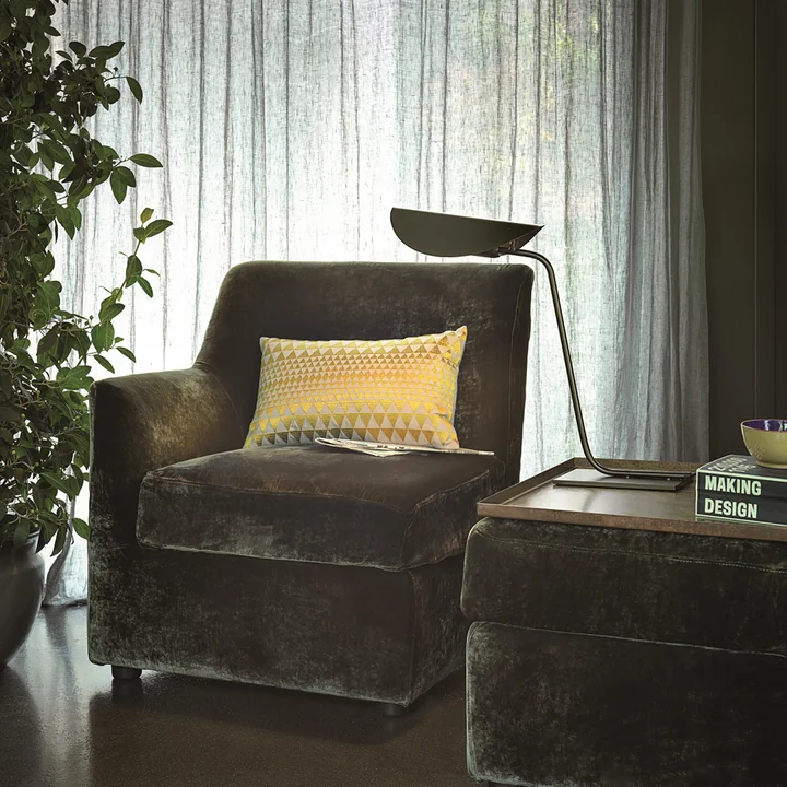 Plume Tischleuchte von Oluce im Wohnzimmer