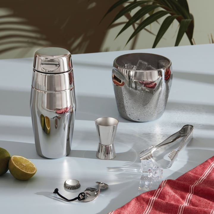 Das North Tide Bar-Set aus Edelstahl von Alessi neben Limetten und Eis