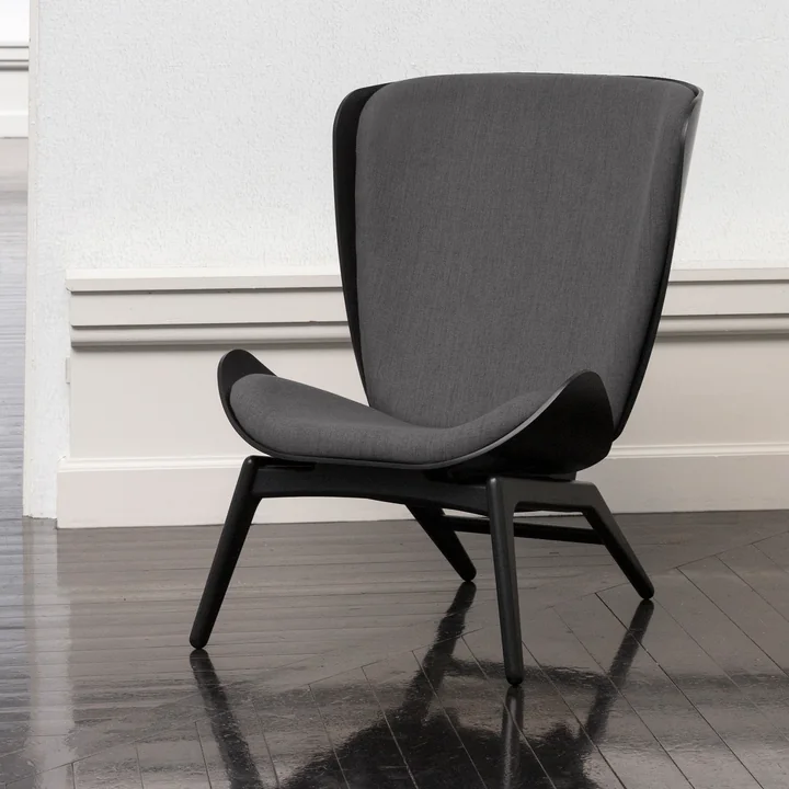 The Reader Sessel von Umage in schwarz / slate grey auf einem schwarzen Parkettboden