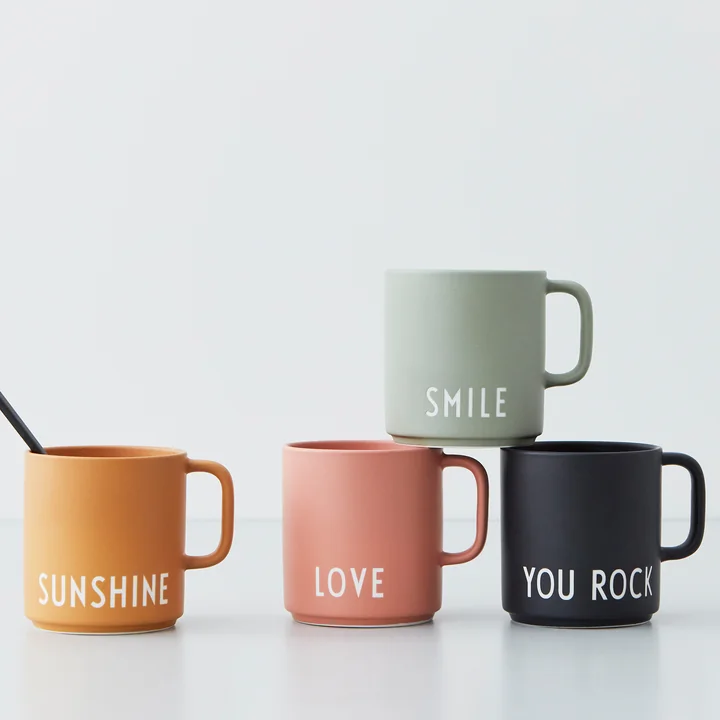 Die AJ Favourite Porzellan Becher von Design Letters in ihren verschiedenen Farben
