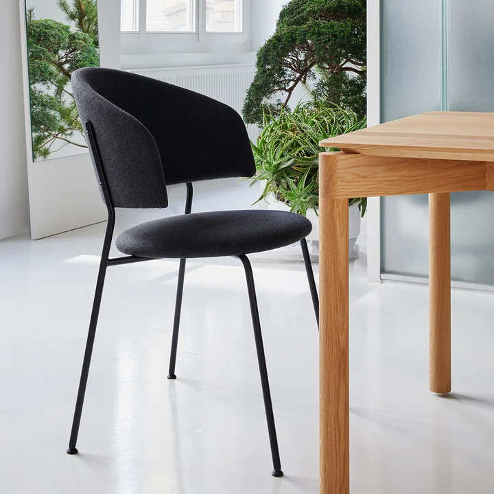 Der schwarze Wagner Dining Chair von OUT Objekte unserer Tage an einem Holz-Esstisch