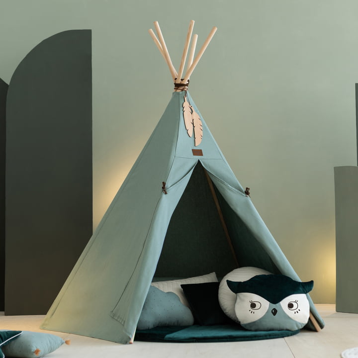 Das Nevada Tipi-Zelt & Tier Kissen von Nobodinoz sind verspielte und stilvolle Accessoires für das Kinderzimmer