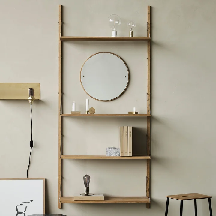 Spiegel und Regal im skandinavischen Look