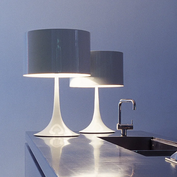 Die Spun Light T1 und T2 von Flos in weiß auf der Arbeitsfläche in der Küche