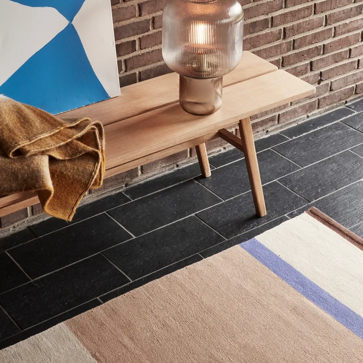 Skandinavisch gestalteter Flur mit Sitzbank