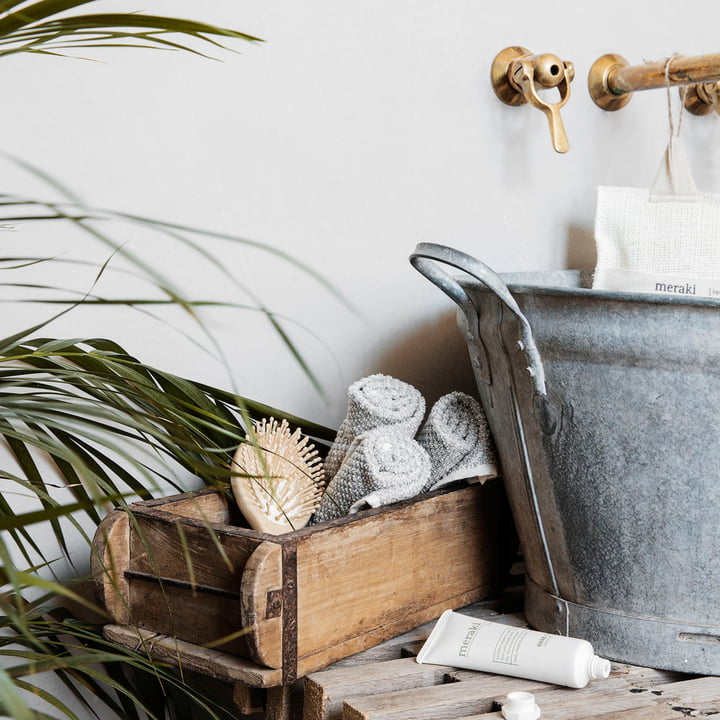 Die Handcreme von Meraki neben dem Blech-Waschbecken im Bad