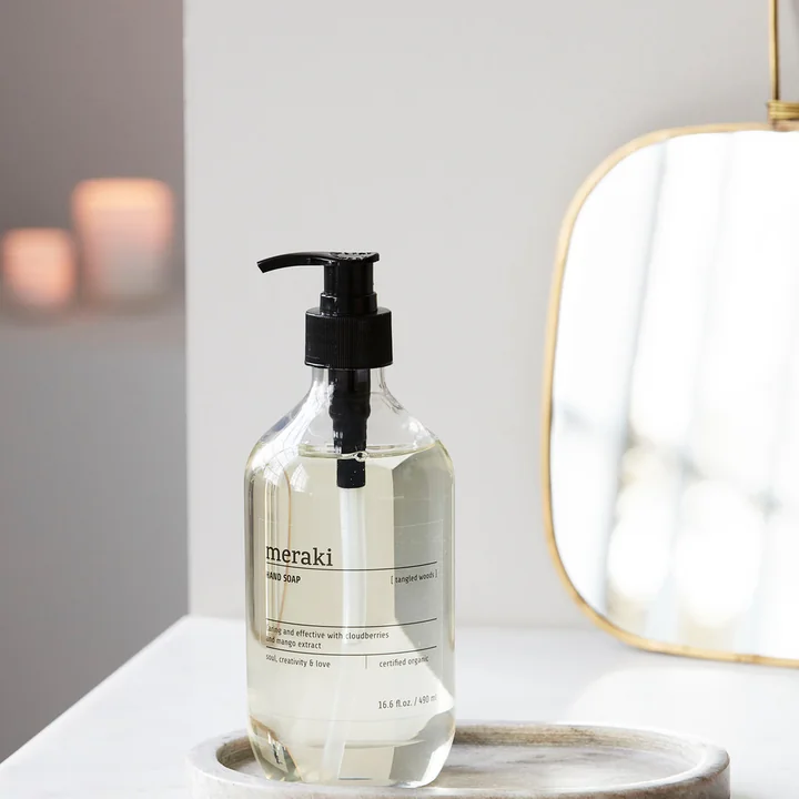 Die Handseife Tangled Woods von Meraki vor einem Spiegel