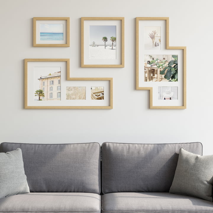 Der Mingle Gallery Bilderrahmen von Umbra in natur über einem grauen Sofa