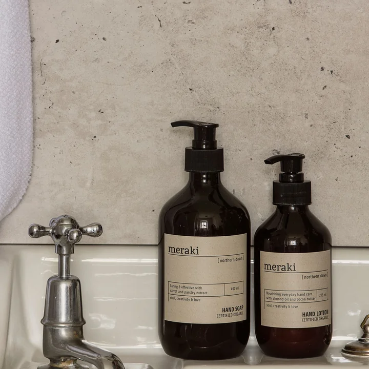 Die Handlotion Northern Dawn von Meraki auf dem Waschbeckenrand