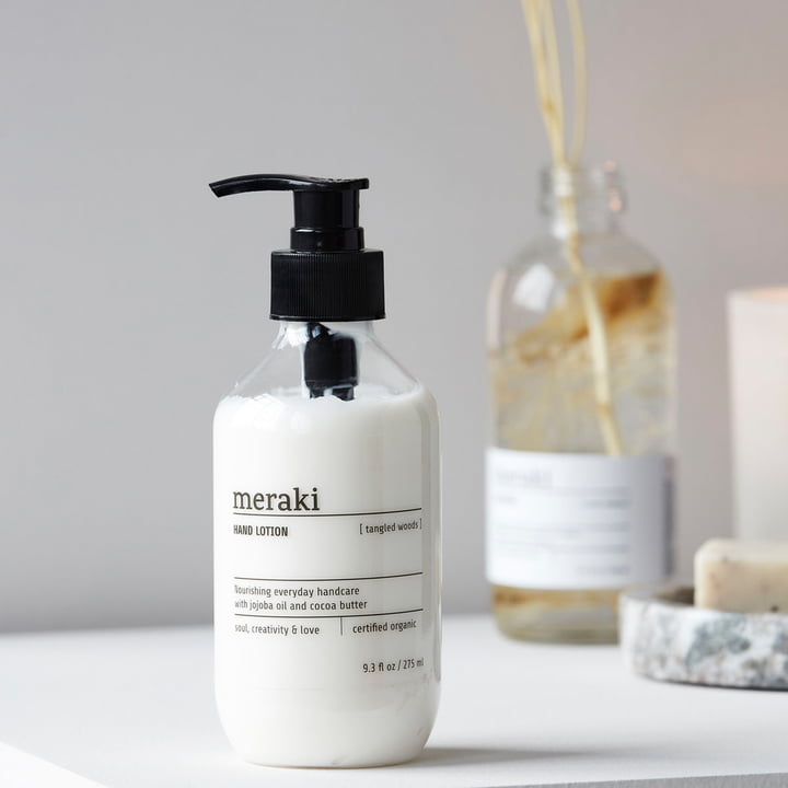 Die Handlotion Tangled Woods von Meraki neben anderen Pflegeprodukten