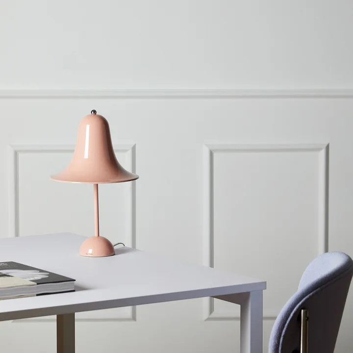 Die rosa Pantop Tischleuchte von Verpan auf einem weißen Schreibtisch