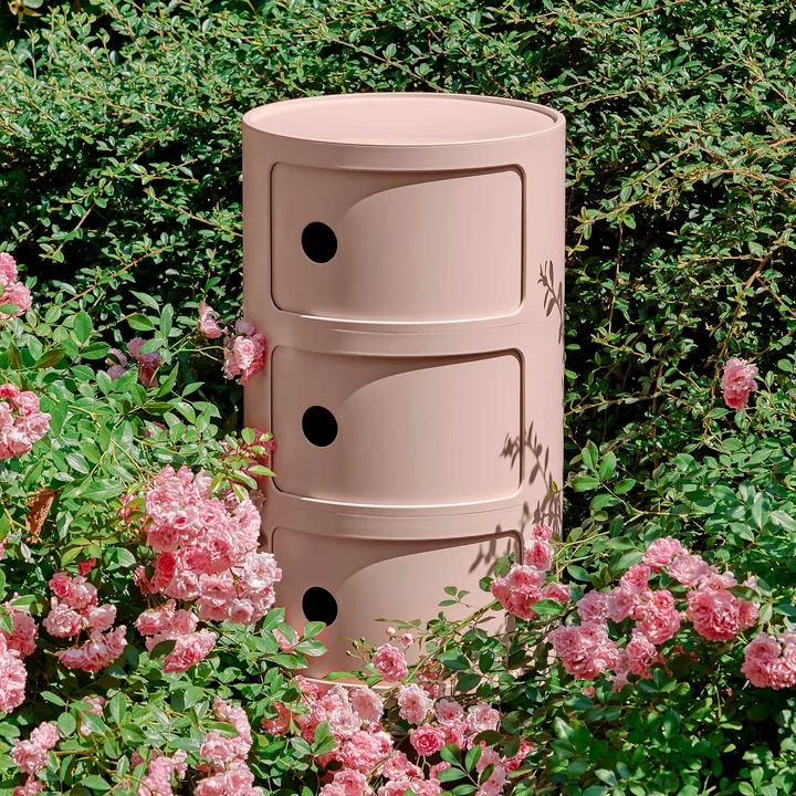 Der Componibili Bio 5970 von Kartell in rosa zwischen Rosenbüschen