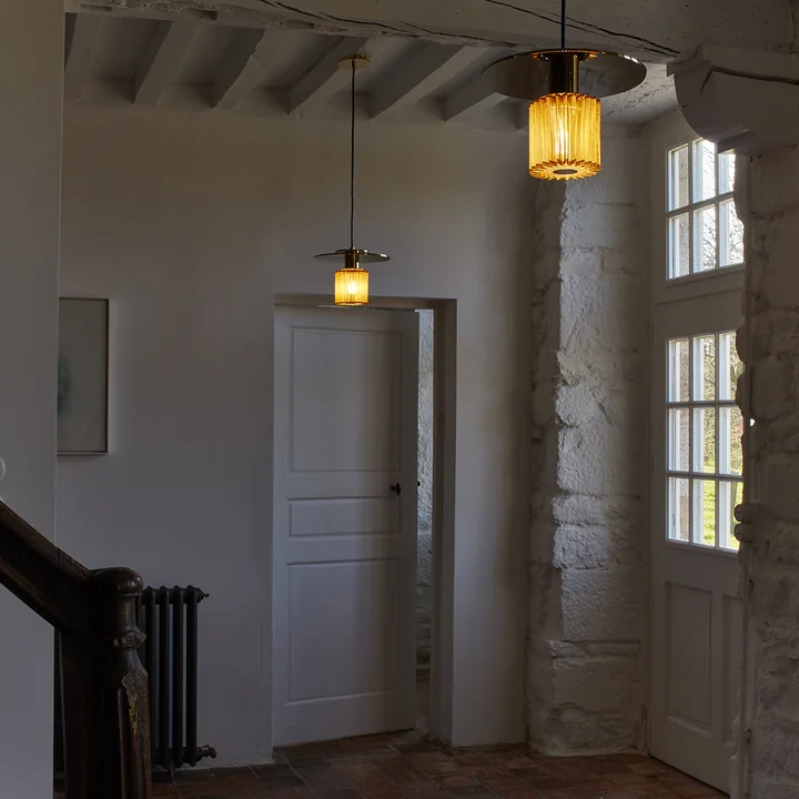 Die In the Sun Pendelleuchte von DCW im dunkeln Eingangsbereich