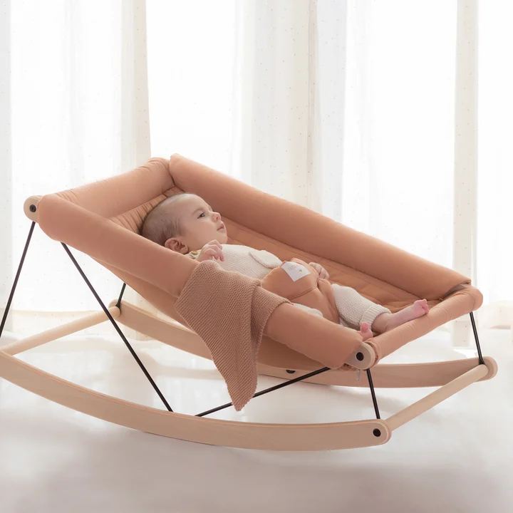 Growing Green Babywippe mit Polster von Nobodinoz in sienna brown