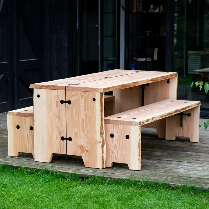 Die Forestry Gartenmöbel von Weltevree auf einer großen Holz-Terrasse