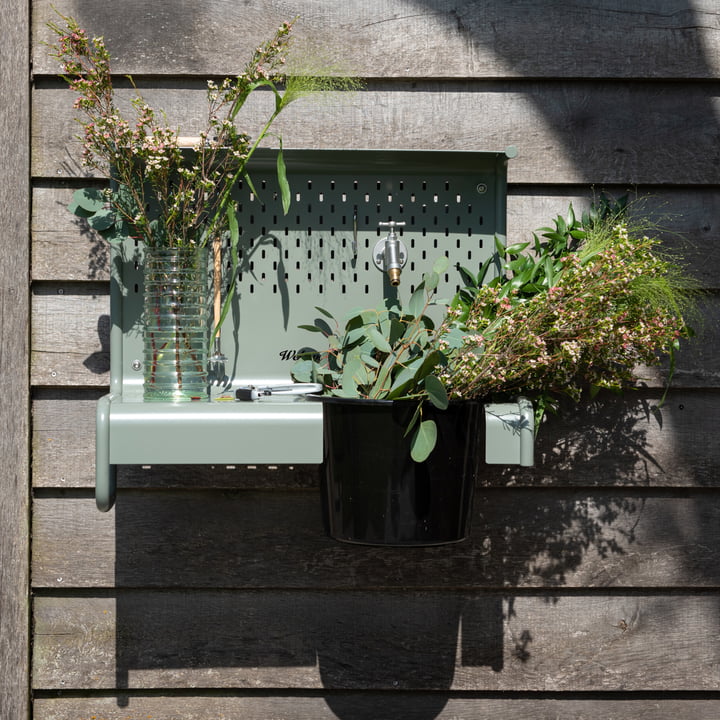 Der Waterworks Ablagetisch für Wasserhahn von Weltevree mit Blumen aus dem Garten