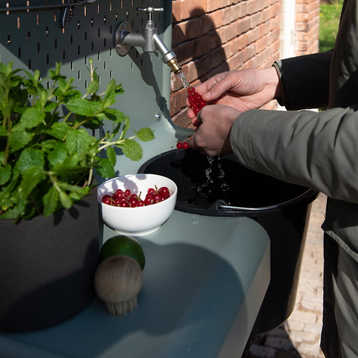 Der Waterworks Ablagetisch für Wasserhahn von Weltevree zum Waschen von Obst aus dem Garten