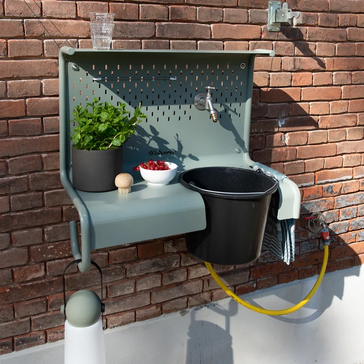 Der Waterworks Ablagetisch von Weltevree mit Kräutern, Früchten und Gläsern