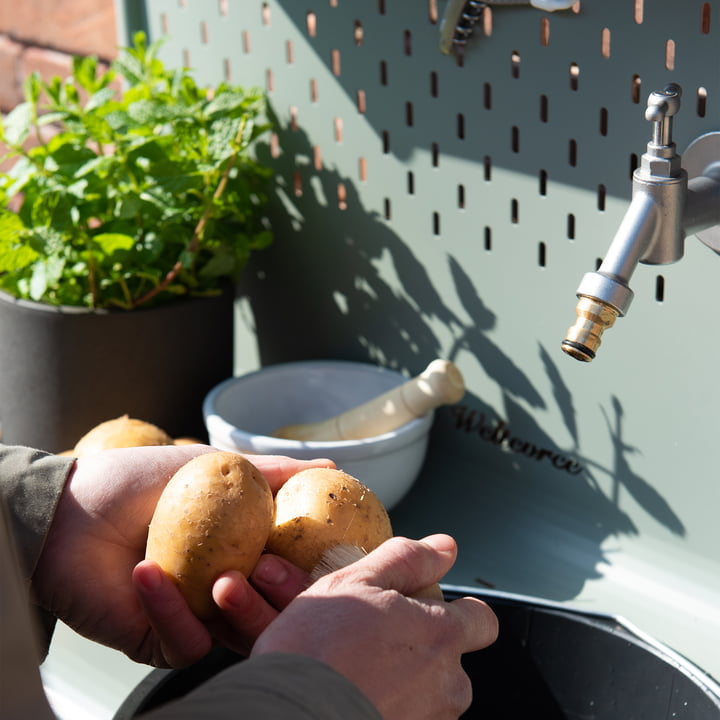 Der Waterworks Ablagetisch für Wasserhahn von Weltevree zum Waschen von Kartoffeln