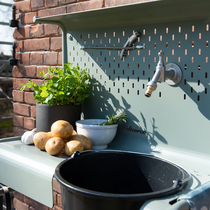 Der Waterworks Ablagetisch für Wasserhahn von Weltevree mit Kartoffeln und Kräutern