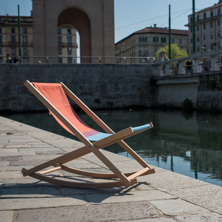 Der Beach Rocker Schaukelstuhl von Weltevree am Hafen