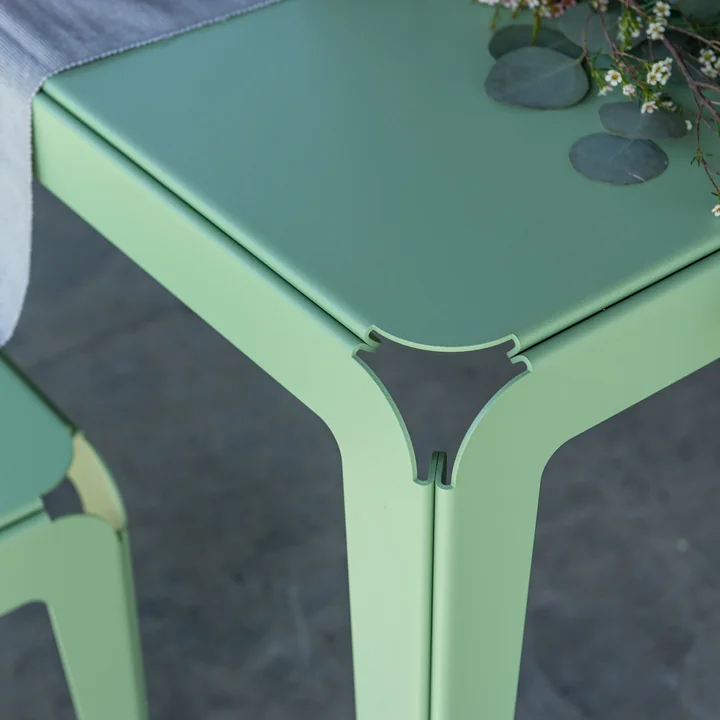 Der Bended Table Outdoor-Tisches von Weltevree besteht aus dünnen Aluminium-Platten