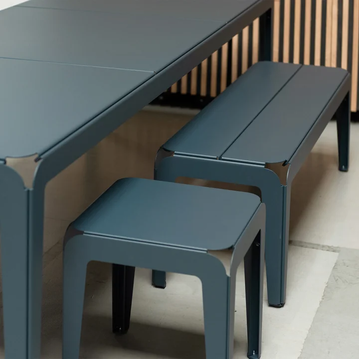 Die Bended Bench Bank von Weltevree kann im Esszimmer und auf der Terrasse stehen