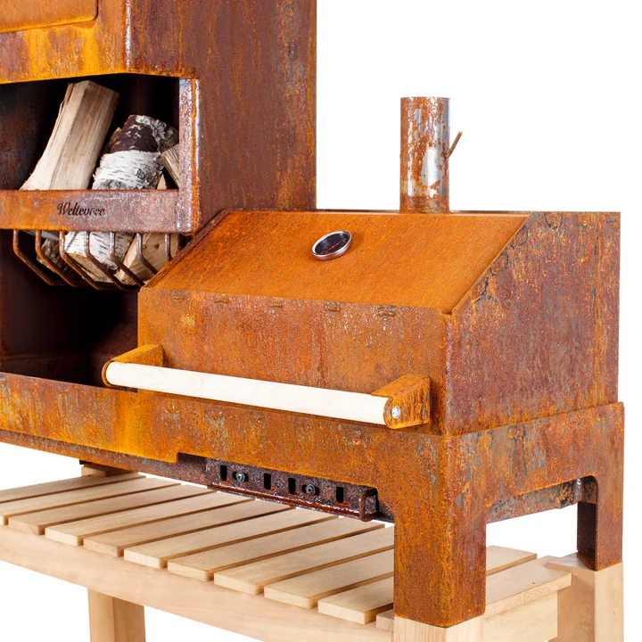 Der Outdoor Stahlofen XL von Weltevree verfügt über zwei Grillroste