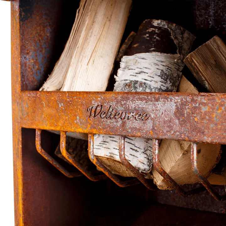 Der Holzkorb des Outdoor Stahlofen XL von Weltevree