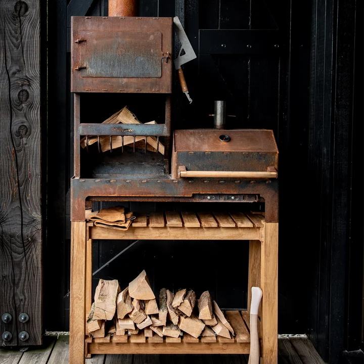 Der Outdoor Stahlofen XL von Weltevree auf dem Untergestell mit Holzscheiten