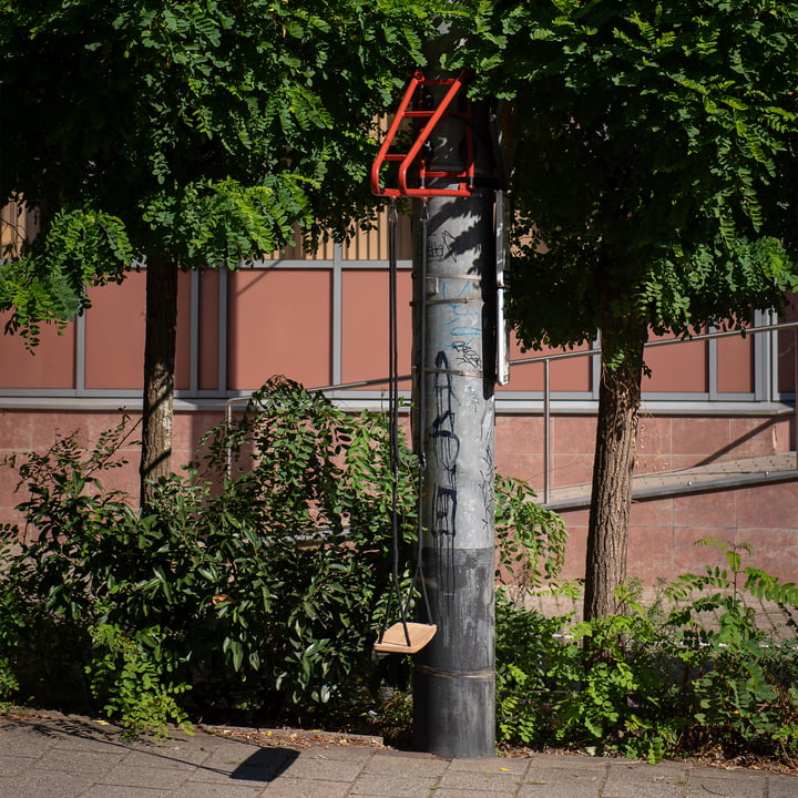 Die Swing Schaukel von Weltevree an einem Laternenmast an der Straße