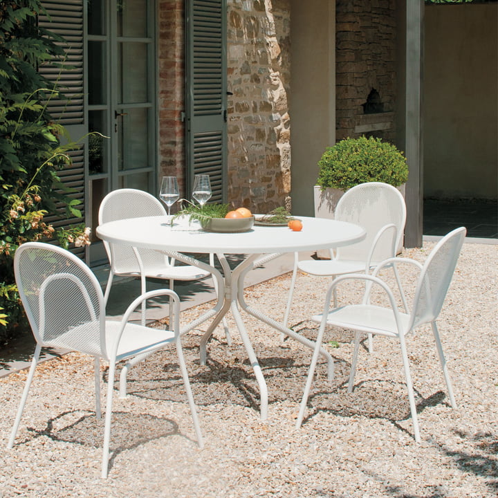 Die Ronda Gartenmöbel von Emu auf der Terrasse vor dem Haus