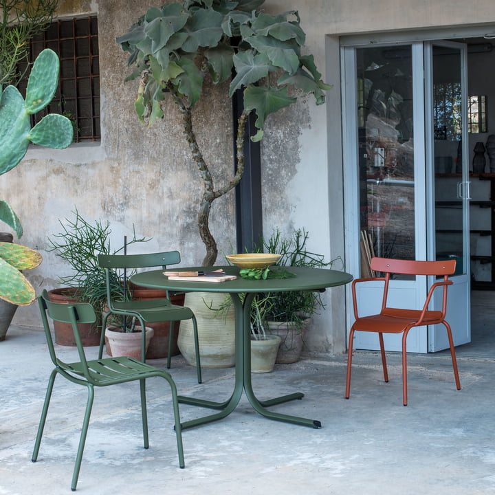 Der Miky Gartenstuhl und der Miky Armlehnstuhl von Emu auf einer Terrasse