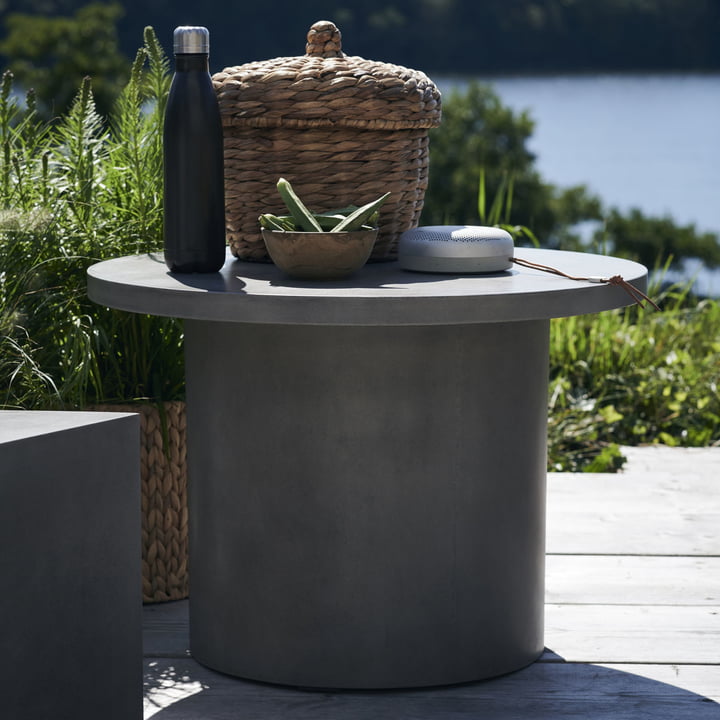 Der Stone Beton Beistelltisch von House Doctor auf der Terrasse vor dem See