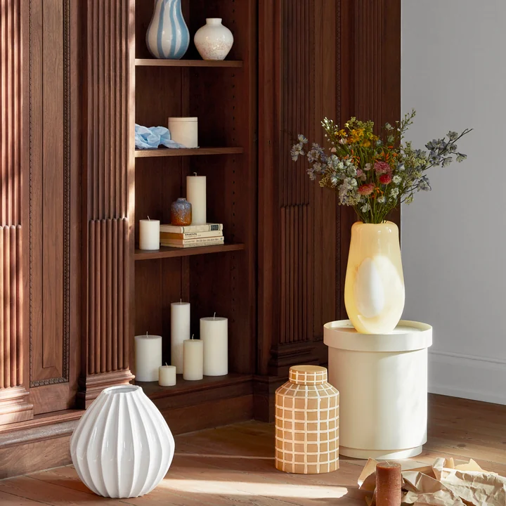 Die gelbe Ada Dot Vase mit einem wilden Blumenbouquet 