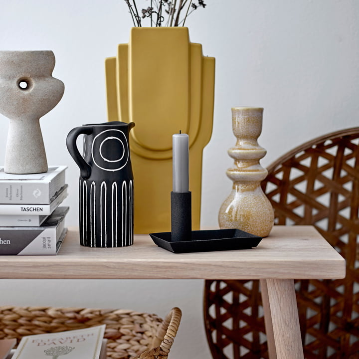 Die Troy Vase von Bloomingville auf einem hellen Couchtisch neben anderen Dekofiguren