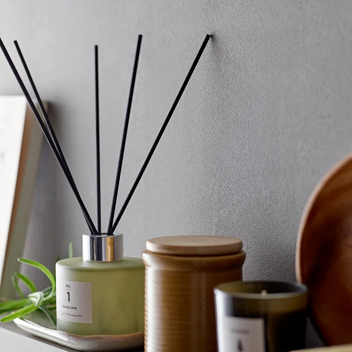Der ILLUME Diffuser von Bloomingville neben Duftkerzen und Wohnaccessoires