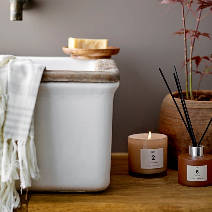 Der ILLUME Diffuser von Bloomingville neben der Duftkerze im Bad