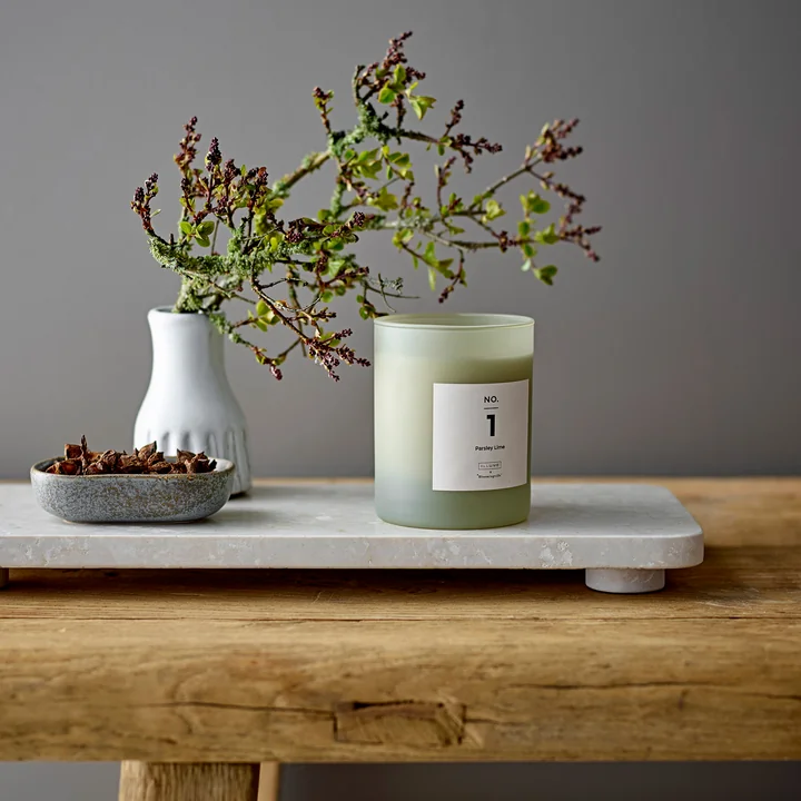 Die ILLUME Duftkerze von Bloomingville als dekoratives Element auf einem Tablett