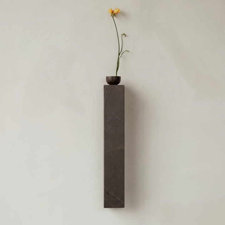 Das vertikale Plinth Regal von Audo mit einer Vase