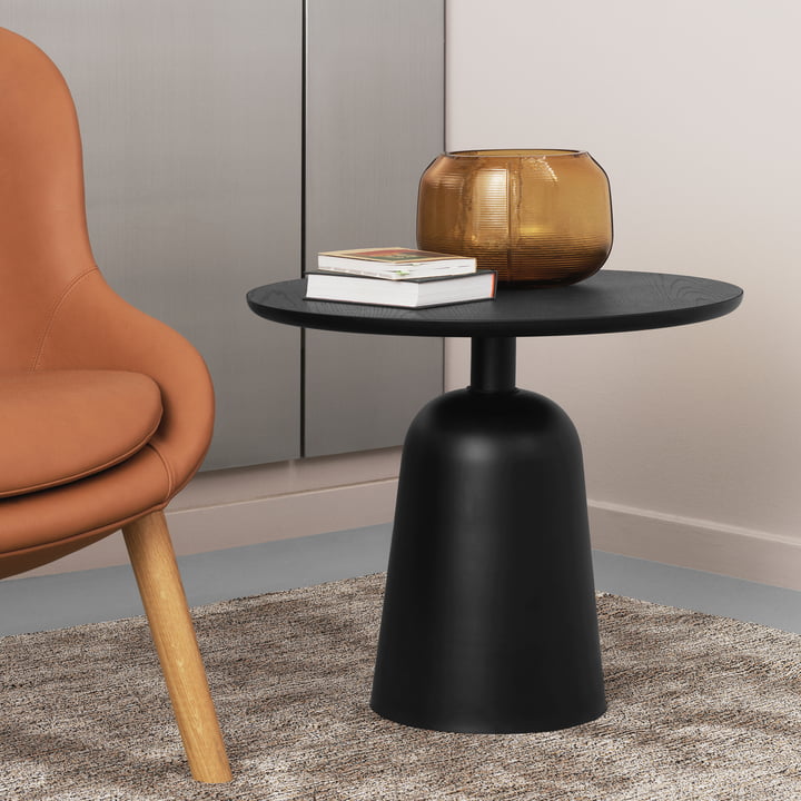Die Step Vase von Normann Copenhagen auf einem schwarzen Beistelltisch