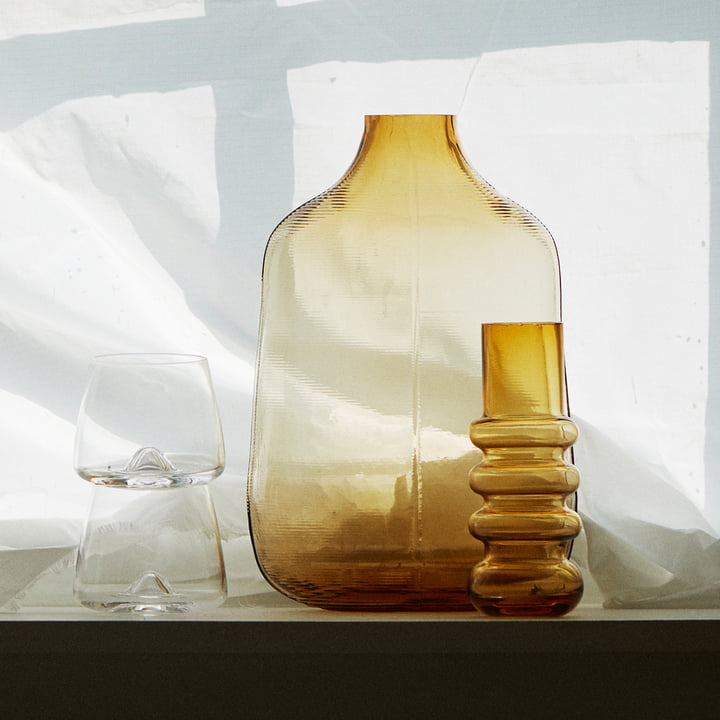 Die Step Vase von Normann Copenhagen neben anderen Glasvasen