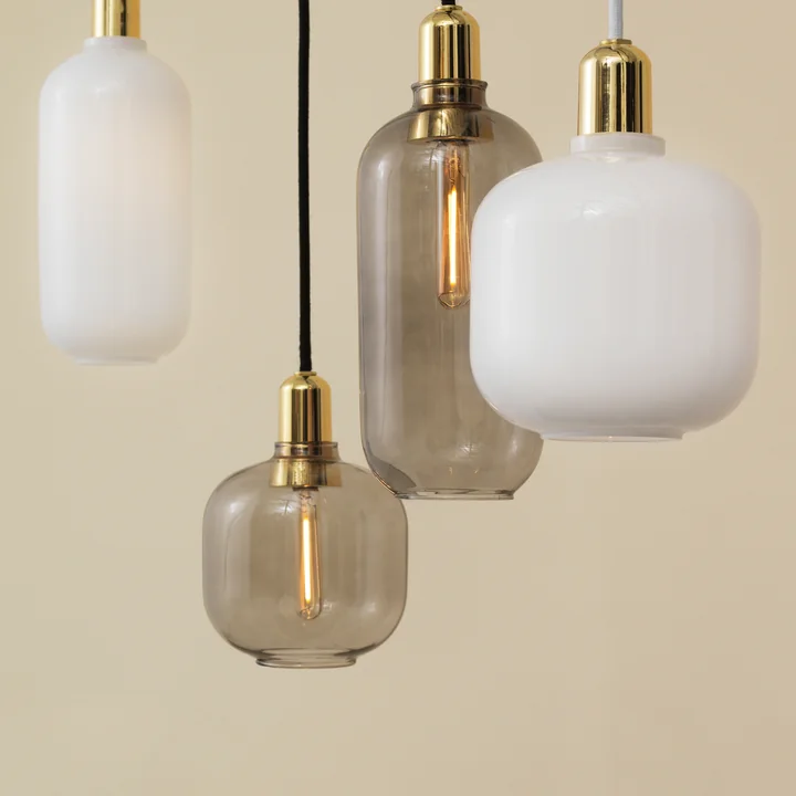 Die Amp Pendelleuchten von Normann Copenhagen mit glänzendem Messing