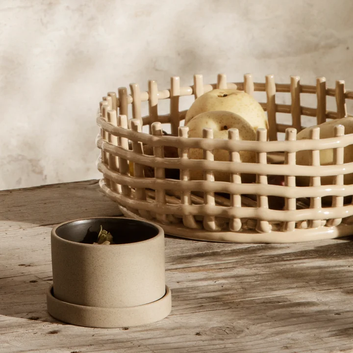 Das Keramik Centerpiece von Ferm Living auf dem Esstisch