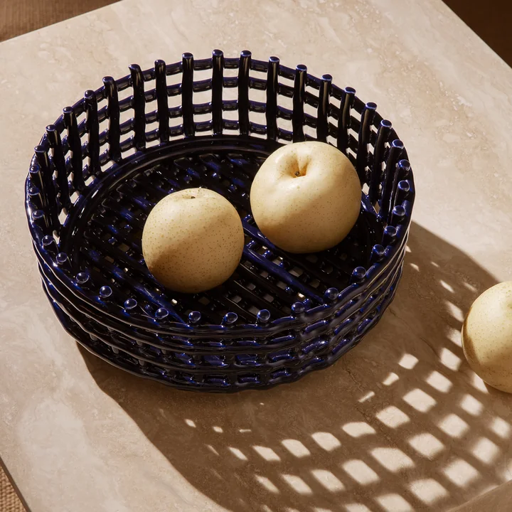 Das blaue Keramik Centerpiece von Ferm Living hat einen edlen Touch