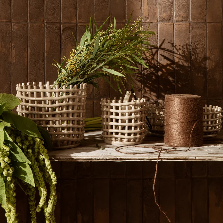 Die Keramik Körbe von Ferm Living mit Pflanzen auf Holzbank