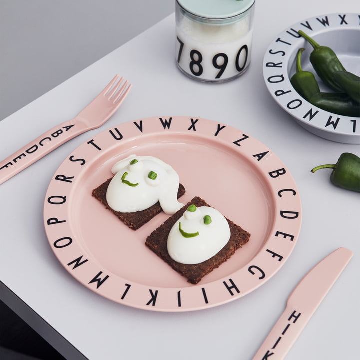 Die Eat & Learn Tritan Teller von Design Letters helfen beim Alphabet-Lernen