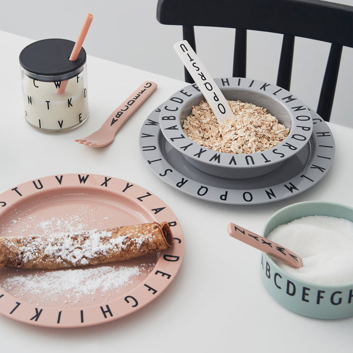 Die Eat & Learn Tritan Teller von Design Letters sind Hingucker auf jedem Tisch