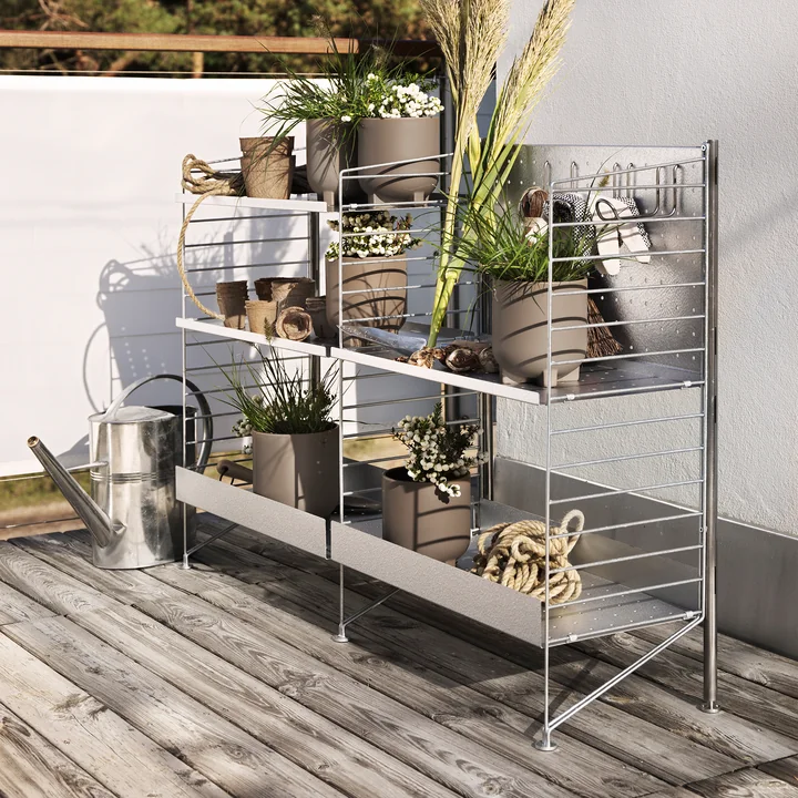 Schlankes Metallregal für den Balkon